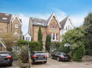 Flat for sale with 2 bedrooms, Lion Gate Gardens, Kew | Fine & Country