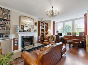Flat for sale with 2 bedrooms, Lion Gate Gardens, Richmond | Fine & Country