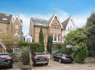 Flat for sale with 2 bedrooms, Lion Gate Gardens, Richmond | Fine & Country