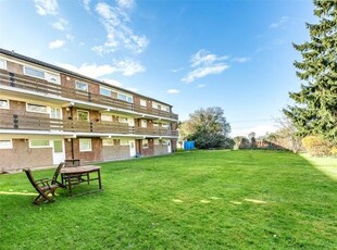 Flat to rent in Addlestone, Surrey KT15