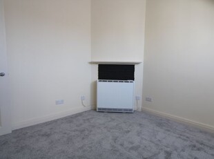 Flat to rent in Clifford Avenue, London SW14