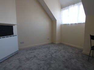 Flat to rent in Clifford Avenue, London SW14