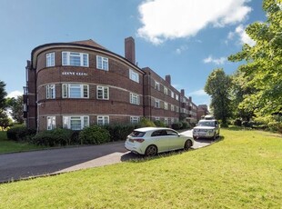 Flat to rent in Grove Close, Avenue Road, London N14