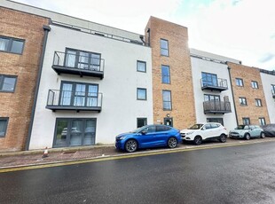 Flat to rent in Heather Apartments, 1 Cypress Road, Luton, Bedfordshire LU1