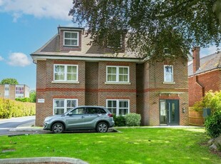Flat to rent in Hempstead Road, Watford, Hertfordshire WD17