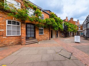 Flat to rent in High Street, Banbury OX16