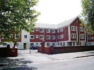 Flat to rent in London Road, Reading RG1