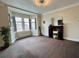 Flat to rent in Longton Road, Blackpool, Lancashire FY1