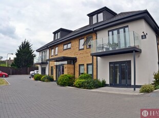 Flat to rent in Lowe Close, Chigwell IG7