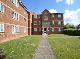 Flat to rent in Lowestoft Drive, Slough SL1