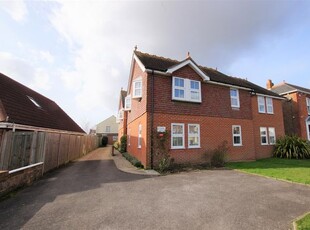 Flat to rent in Lyndhurst Road, Chichester PO19