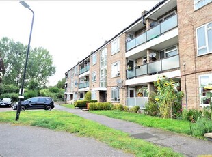 Flat to rent in Maryside, Langley, Slough SL3