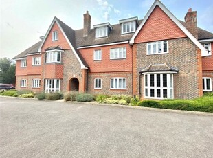 Flat to rent in Old Orchard, Shoppenhangers Road, Maidenhead, Berkshire SL6