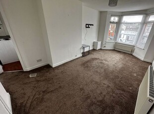 Flat to rent in Queens Drive, Walton, Liverpool L4