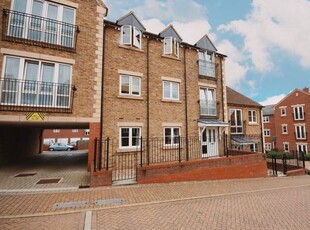 Flat to rent in Rosemary Drive, Banbury, Oxon OX16