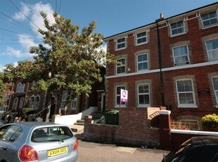 Flat to rent in Russell Street, Reading, Reading RG1