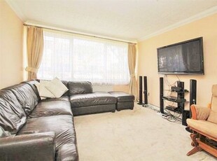 Flat to rent in Staines Road, Ilford IG1