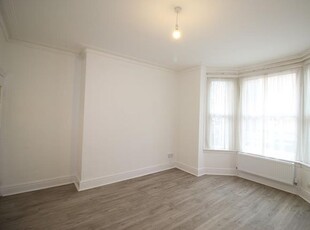 Flat to rent in Station Road, Rushden NN10