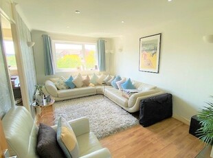 Flat to rent in Swans Hope, Loughton IG10