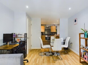 Flat to rent in The Dock House, Dock Street HU1