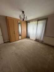 Flat to rent in West End Lane, Slough SL2