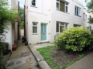 Flat to rent in Windmill Street, Gravesend, Kent DA12