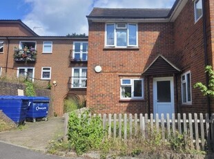 Flat to rent in Woking, Surrey GU22