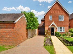 Link-detached house to rent in Halls Drive, Faygate, Horsham, West Sussex RH12