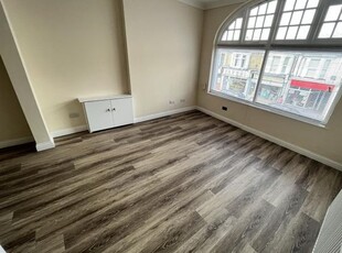 Room to rent in Albert Road, Southsea PO4