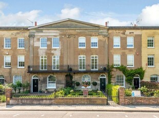 Town house for sale in Kings Road, Windsor SL4