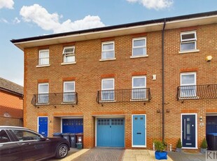 Town house to rent in Oaklands Wood, Hatfield AL10