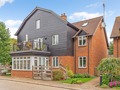 3 bedroom property for sale in King Edward Place, Wheathampstead, AL4