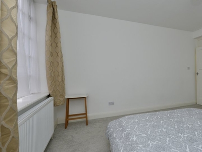 Room to rent in 3-bedroom flatshare in Tower Hamlets, London