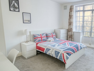 Rooms for rent in 3-bedroom apartment in London
