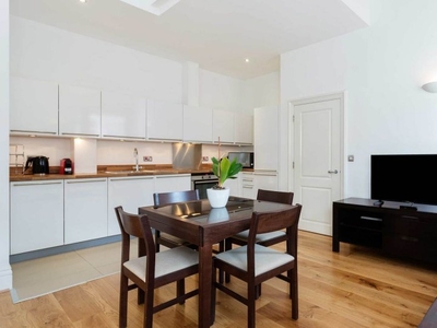 Warm 2-bedroom apartment to rent in Battersea, London