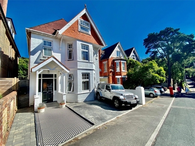 Beaulieu Road, Alum Chine, Bournemouth, Dorset, BH4 6 bedroom house in Alum Chine