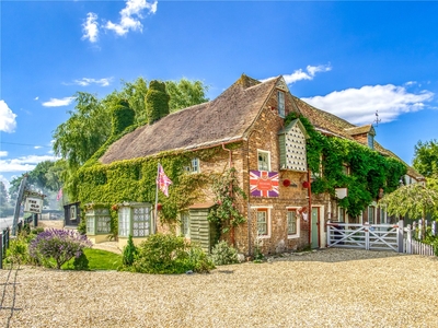 Mill Street, Corfe Mullen, Wimborne, BH21 6 bedroom house in Corfe Mullen