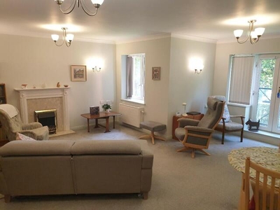 2 Bedroom Flat For Sale In Bromsgrove, Worcestershire