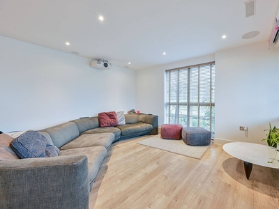 Flat in LAKESIDE DRIVE, Park Royal, NW10