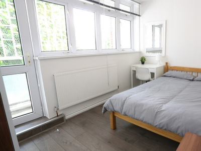 Ample room in 6-bedroom flat in Tower Hamlets, London