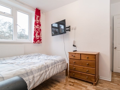 Bright room in 5-bedroom flat in Putney, London