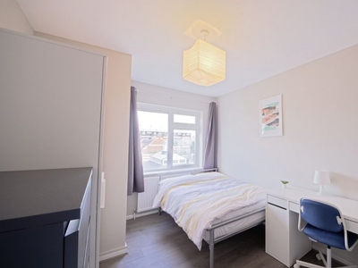 Room in a 4 bedroom houseshare in Shoreditch