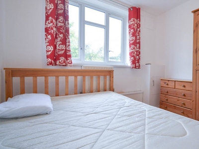 Room to rent in a 5-bedroom flatshare in Putney, London