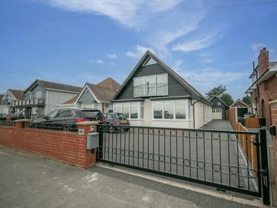 4 Bedroom Detached House For Sale In Holland-on-sea, Clacton-on-sea