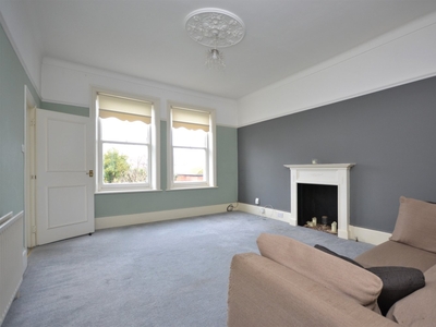 Flat to rent - Blyth Road, Bromley, BR1