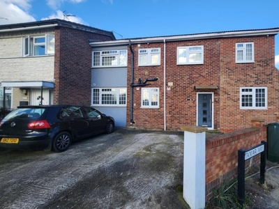 10 Bed House To Rent in Slough, Berkshire, SL3 - 575
