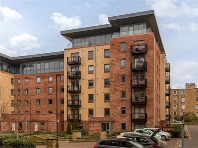 2 bed top floor flat for sale in Slateford