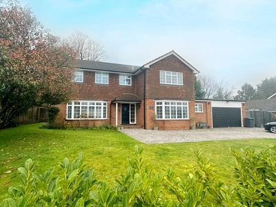 5 bedroom property to let in Holmwood Close East Horsley KT24