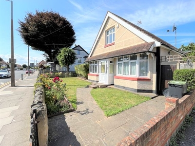 Detached house to rent in Hamstel Road, Southend-On-Sea SS2