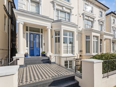 Flat for sale in Belsize Square, London NW3